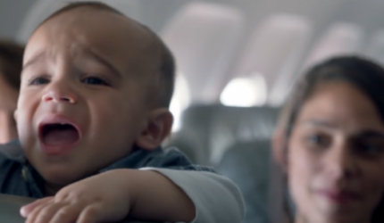۵ راه برای آرام کردن کودکان در هواپیما