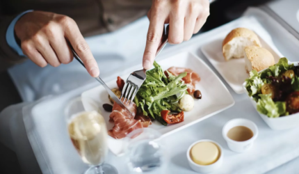 7 نکته‌ی مهم درباره‌ی خورد و خوراک در سفر هوایی