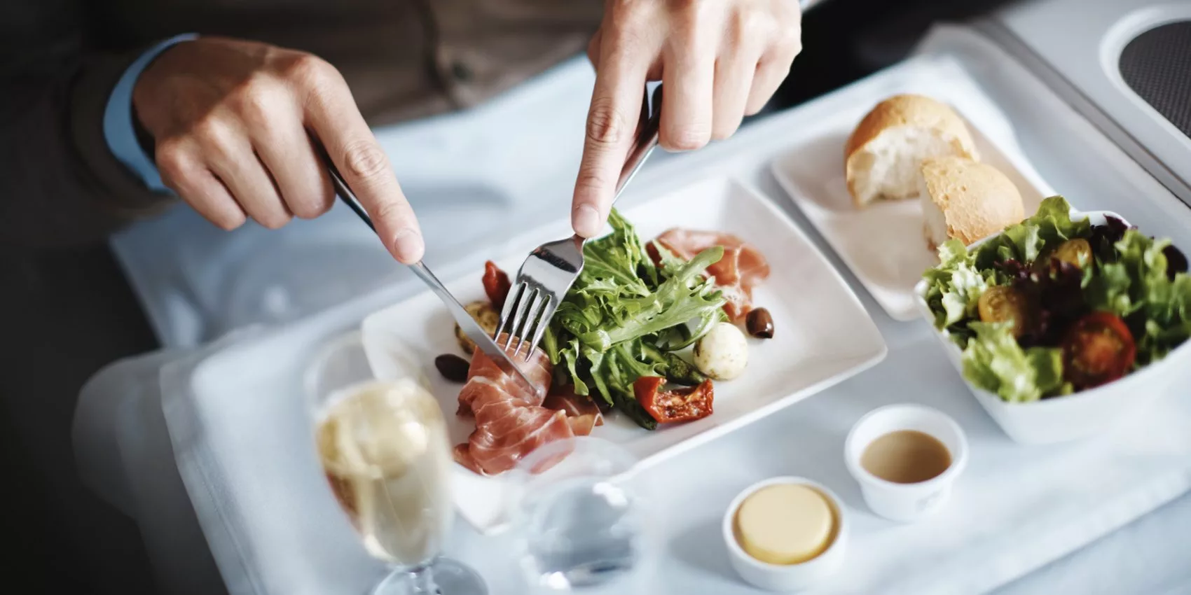7 نکته‌ی مهم درباره‌ی خورد و خوراک در سفر هوایی