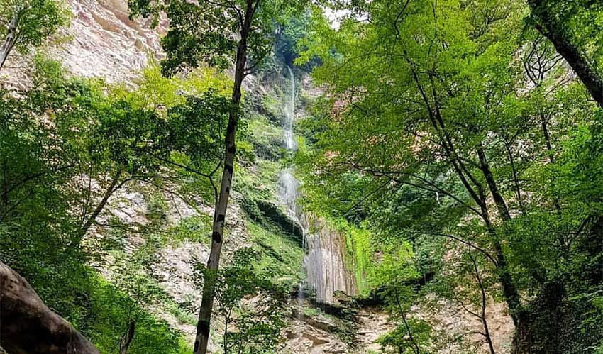 آبشار ازارك از جاهای دیدنی رامسر