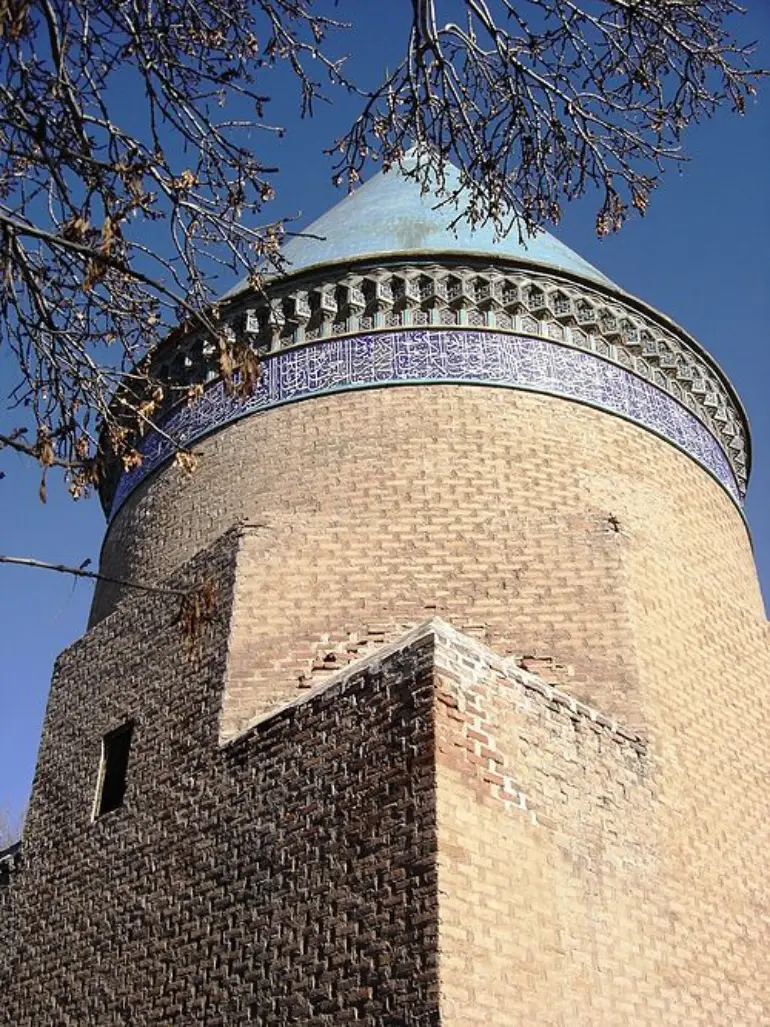 جاهای دیدنی قزوین؛ راهنمای سفر به شهر دروازهها 33 آرامگاه حمدالله مستوفی