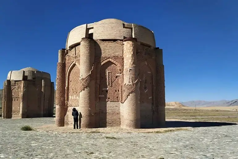 جاهای دیدنی قزوین؛ راهنمای سفر به شهر دروازهها 74 برجهای خرقان
