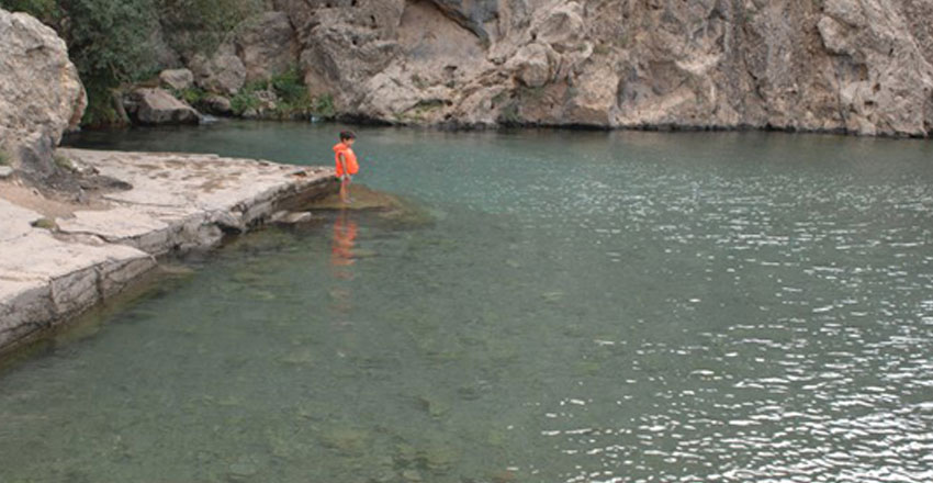چشمه آب معدنی خمده از مکان های دیدنی فیروزکوه