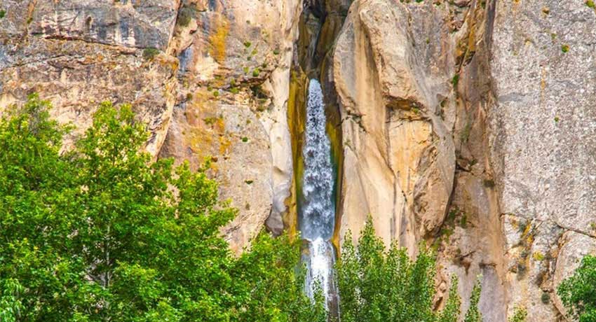 آبشار شاهاندشت از جاهای دیدنی آمل