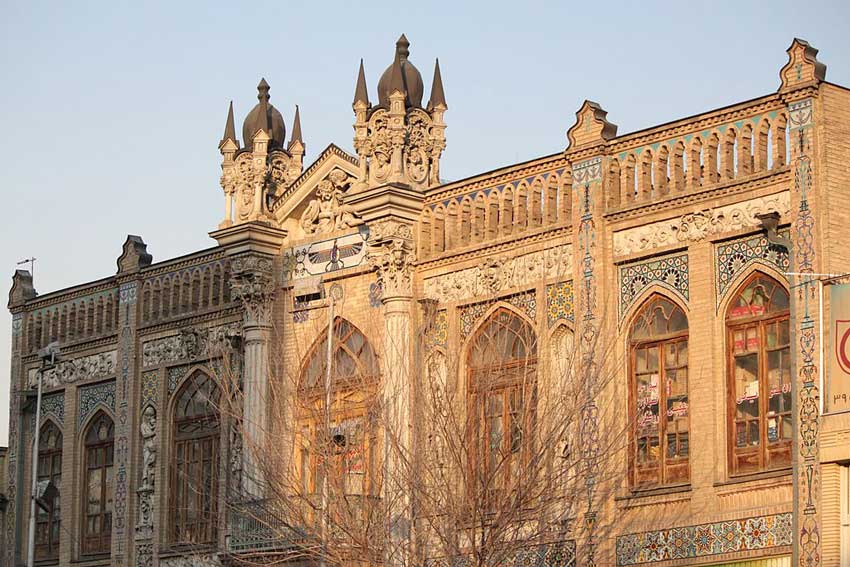 سرای روشن از ساختمان های قدیمی تهران