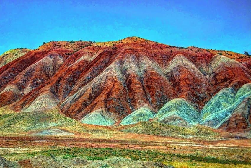 کوه‌های رنگارنگ آلاداغ‌لار از دیدنی های زنجان 