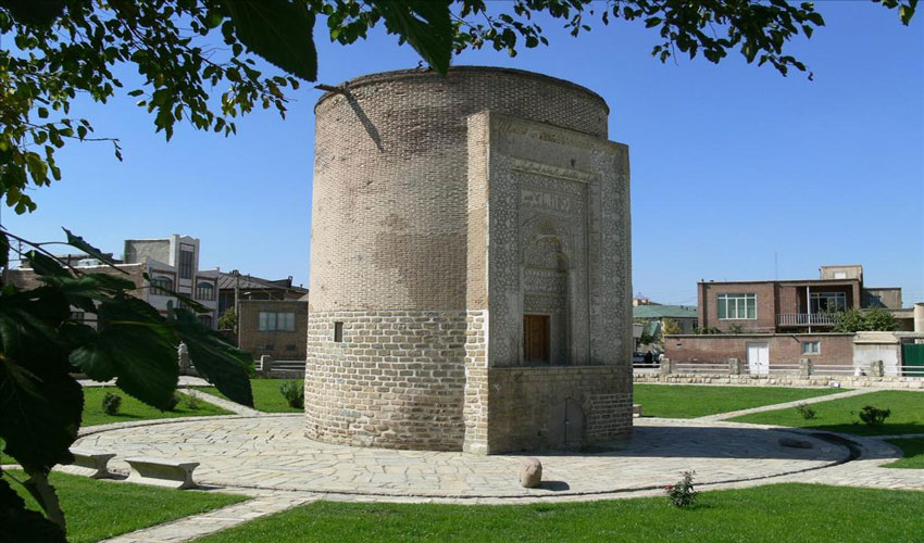 بنای سه گنبد از جاهای دیدنی آذربایجان غربی