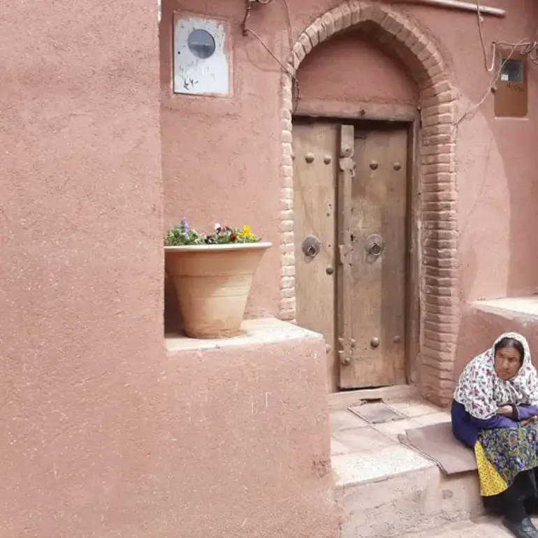 روستای ابیانه؛ گشتی در نگین سرخ کویر ایران 15 فرهنگ و پوشش مردم ابیانه-