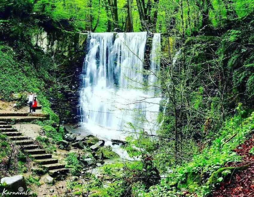 آبشار لونک از جاهای دیدنی دیلمان
