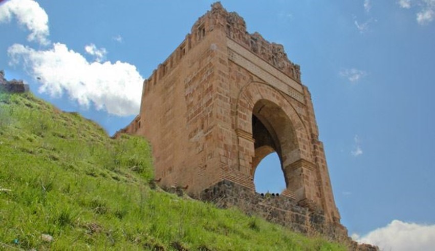 قلعه ضحاک از حاهای دیدنی آذربایجان شرقی
