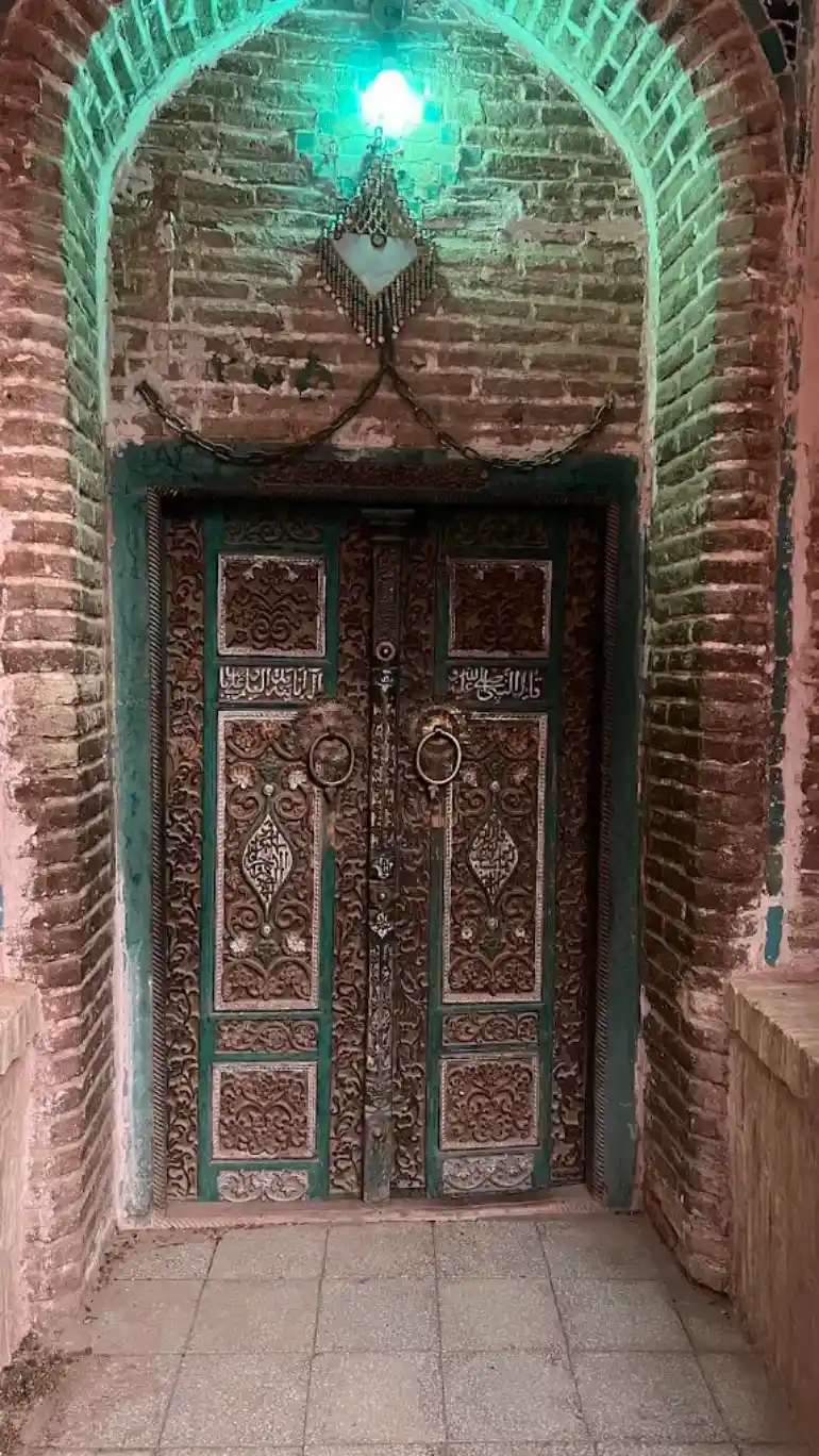 روستای ابیانه؛ گشتی در نگین سرخ کویر ایران 23 مسجد جامع ابیانه