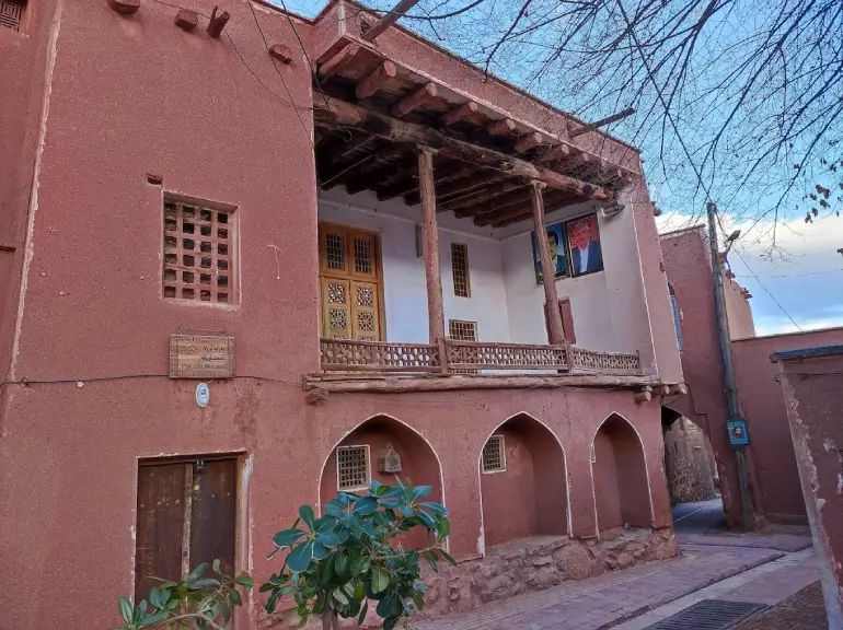 روستای ابیانه؛ گشتی در نگین سرخ کویر ایران 30 مسجد پرزله ابیانه
