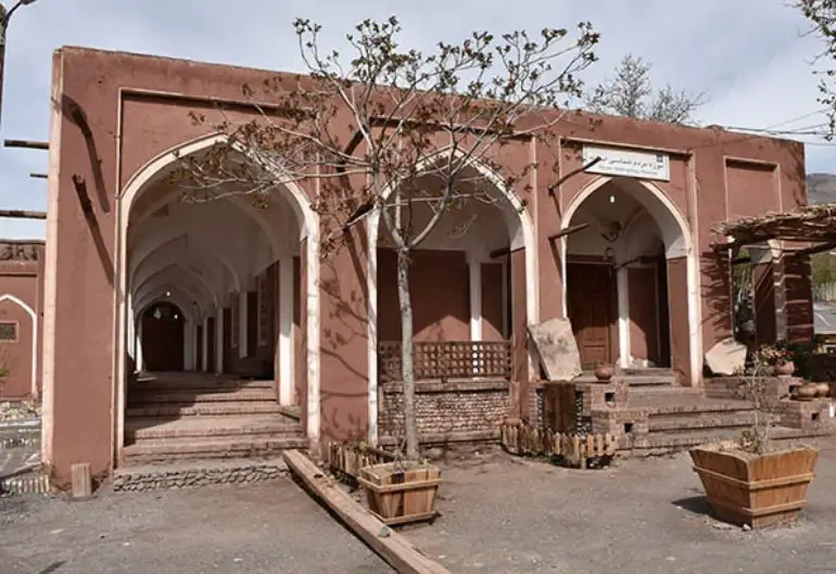 روستای ابیانه؛ گشتی در نگین سرخ کویر ایران 21 موزه مردم شناسی روستای ابیانه
