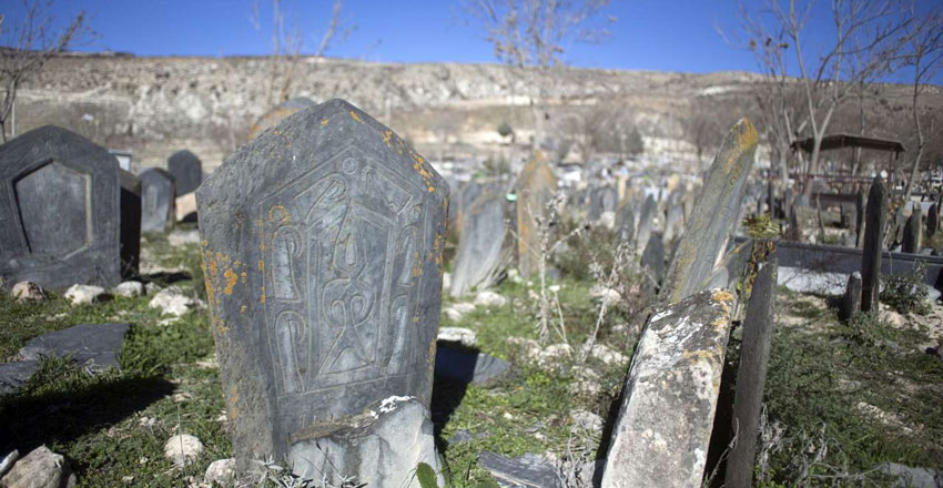 قبرستان سفیدچاه از عجیب ترین جاهای دیدنی ایران