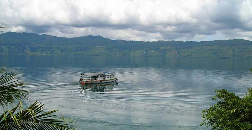 دریاچه توبا (Lake Toba)؛ بزرگ‌ترین دریاچه آتشفشانی دنیا در اندونزی