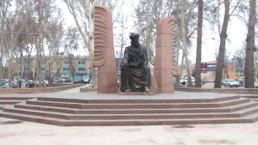 مجسمه لنین و مجسمه کمیل خجندی تاجیکستان
