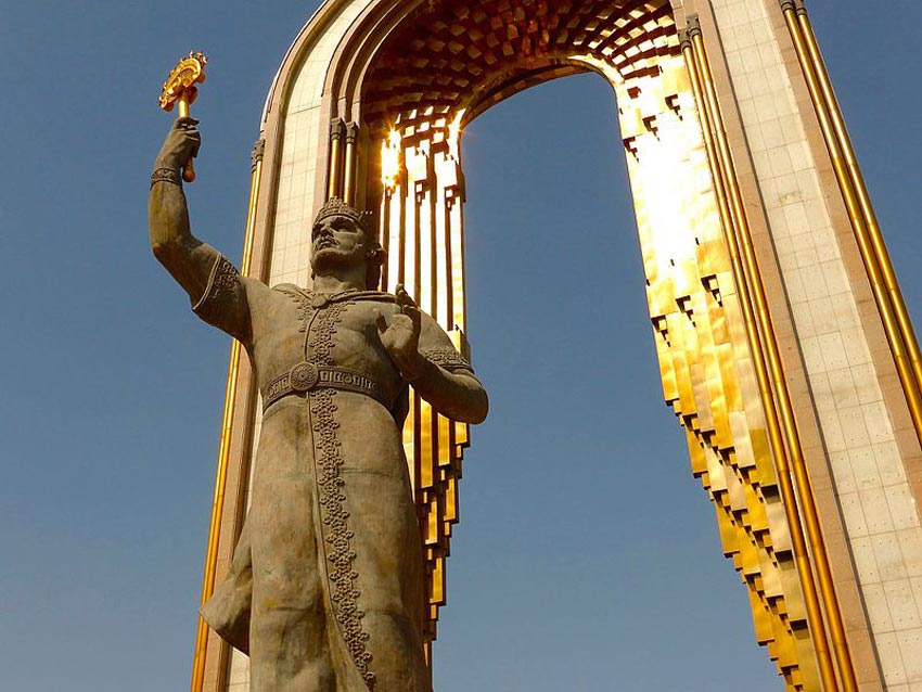 مجسمه اسماعیل سامانی - دیدنی های تاجیکستان