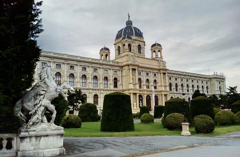 موزه کنستیستوریش و قصر ماریا ترزیا