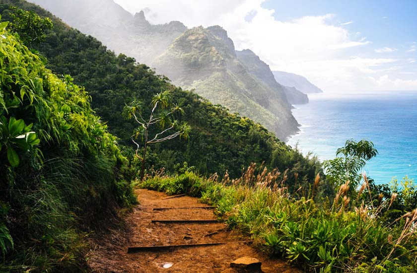 ۳. ساحل ناپالی در هاوایی (Na Pali Coast, Kauai, Hawaii)؛ از زیباترین سواحل دنیا