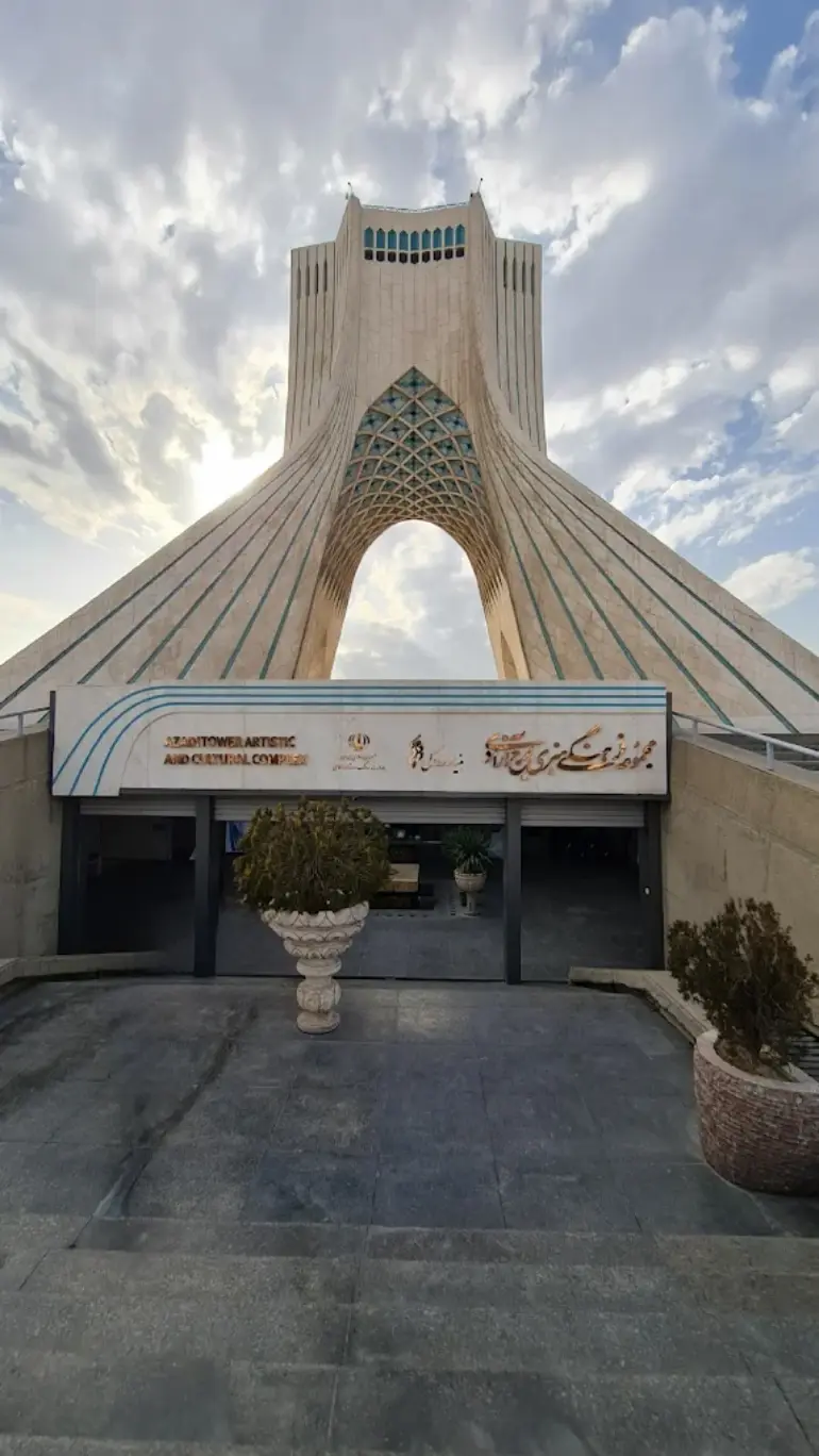 میدان آزادی و برج آزادی؛ شاهدی بر تاریخ معاصر ایران 11 ساعات بازدید از میدان آزادی و برج آزادی