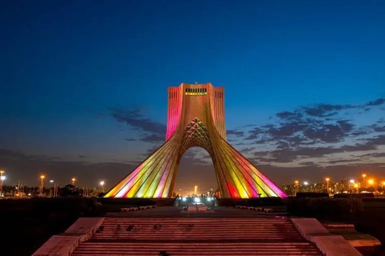 میدان آزادی و برج آزادی؛ شاهدی بر تاریخ معاصر ایران 4 عکس برج آزادی