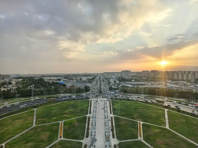 میدان آزادی و برج آزادی؛ شاهدی بر تاریخ معاصر ایران 2 عکس میدان آزادی