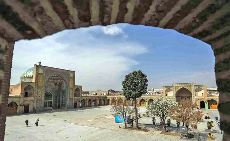 جاهای دیدنی قزوین؛ راهنمای سفر به شهر دروازهها 6 صحن و حیاط مسجد