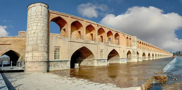 سی و سه پل اصفهان؛ قدم بر طولانیترین پل زاینده رود 21 معماری سی و سه پل