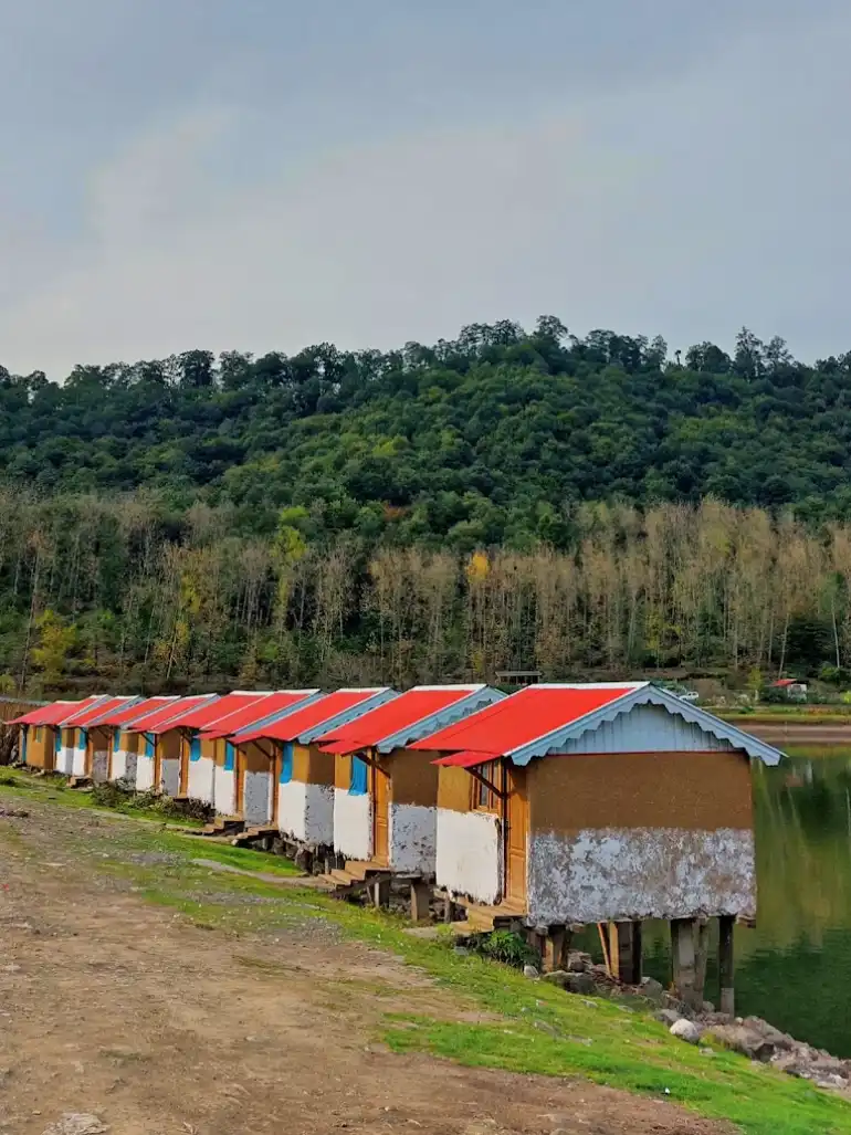 دریاچه سراگاه گیلان یا آیینه تمامقد طبیعت؟ 13 امکانات رفاهی دریاچه سراگاه