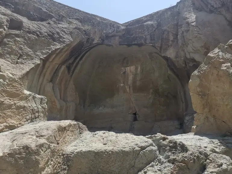 معبد داش کسن زنجان؛ اژدهایی در دل صخرهها 7 طاق و طاقچه