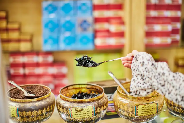 10 سوغات قطر از شیرینی خرما تا رنگینکمان شالهای پشمی 10 بخور سنتی قطر