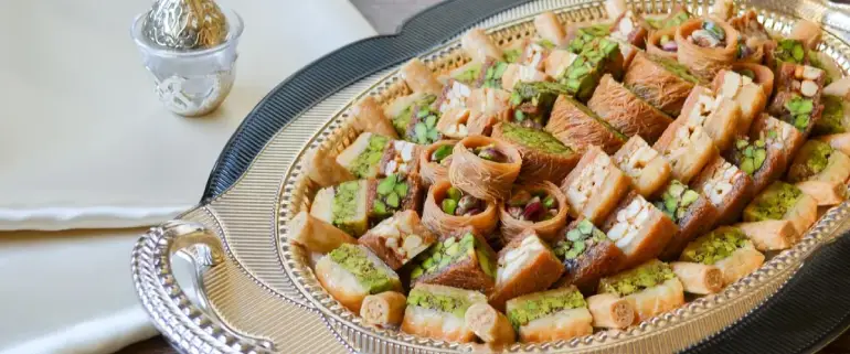 10 سوغات قطر از شیرینی خرما تا رنگینکمان شالهای پشمی 6 سوغات قطر