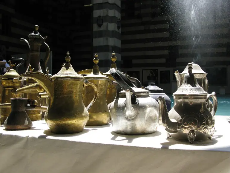 10 سوغات قطر از شیرینی خرما تا رنگینکمان شالهای پشمی 3 قهوه جوش دله