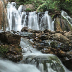آبشار وارک لرستان؛ آبشاری دوقلو و پرجوش‌و‌خروش