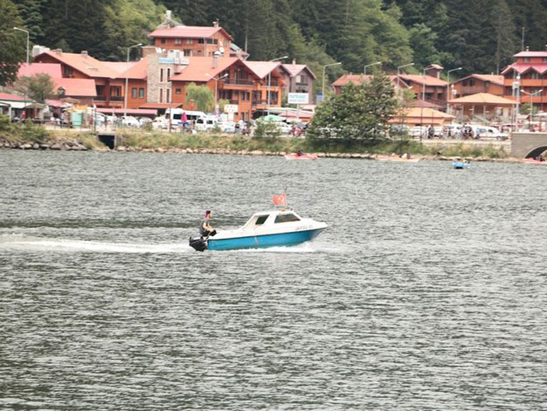 قایق سواری روی دریاچه اوزون گل