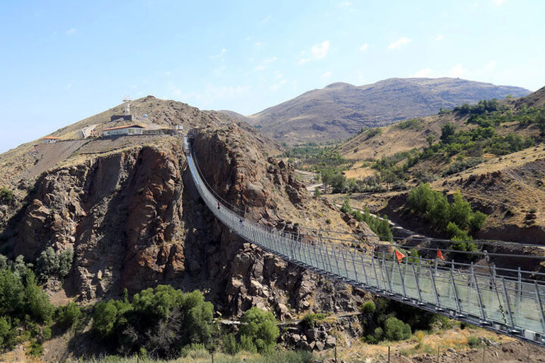 کمپینگ و شب‌مانی اطراف پل معلق هیر