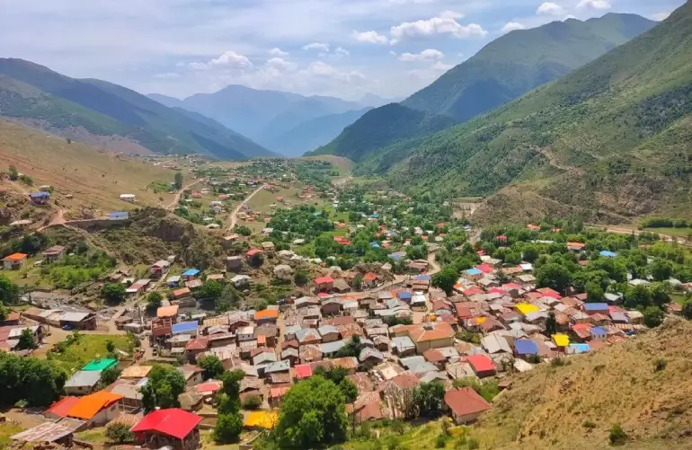 روستای دلیر در جاده چالوس