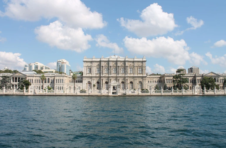 کاخ دولما باغچه (Dolmabahçe Palace)