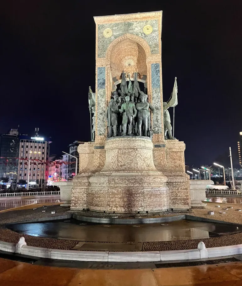 یادبود جمهوریت (Republic Monument)