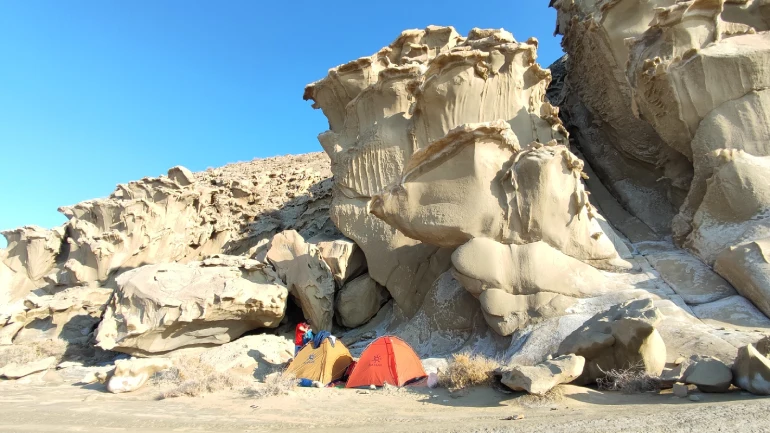 کمپینگ و شب‌مانی در سواحل پارسیان