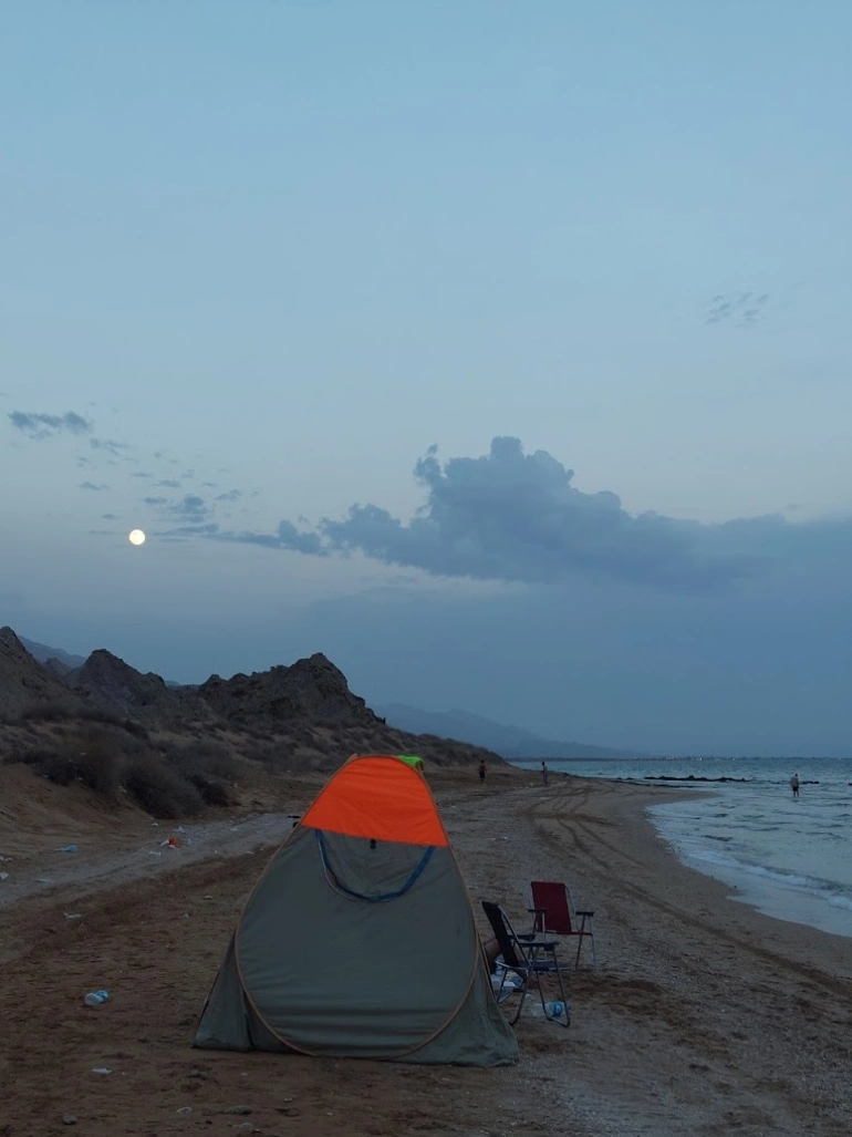 کمپینگ و شب‌مانی در ساحل مکسر