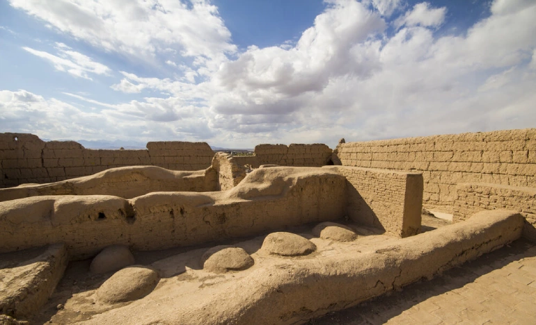 کاروانسرا و برج ارجنان