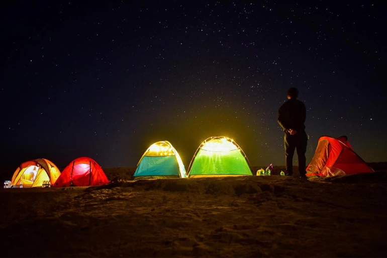 کمپینگ و شب‌مانی در ساحل خماسی