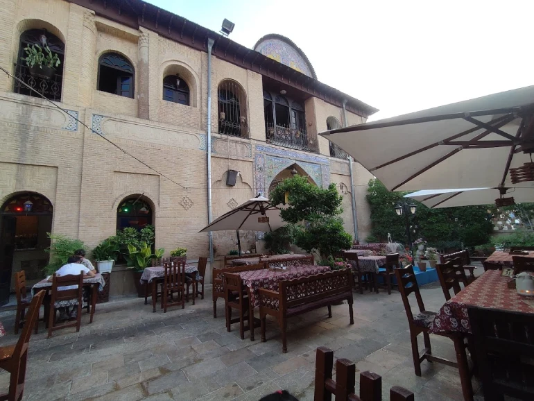 بهترین کافه های شیراز؛ کافهگردی در شهر عشاق ایران 21 عمارت فتح الملوکی شیراز