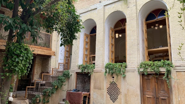 بهترین کافه های شیراز؛ کافهگردی در شهر عشاق ایران 9 کافه موزه زرنگار شیراز