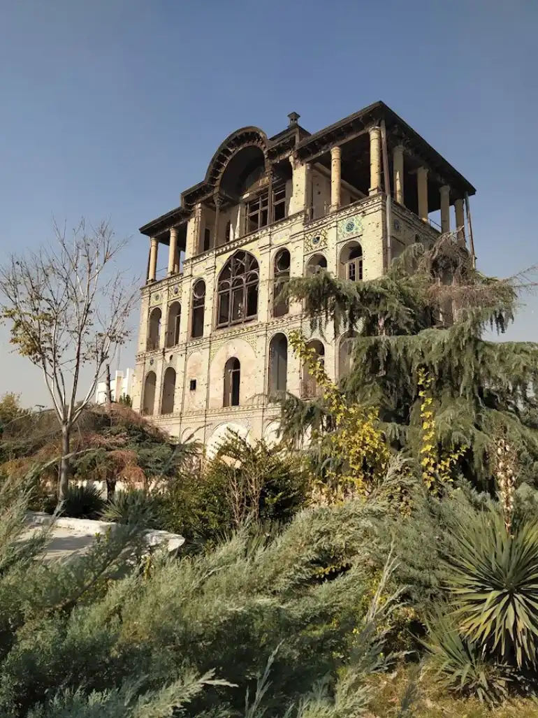 عمارت کلاه فرنگی تهران؛ عمارتی که ورود به آن ممنوع است. 17 باغ و محوطه عمارت کلاه فرنگی