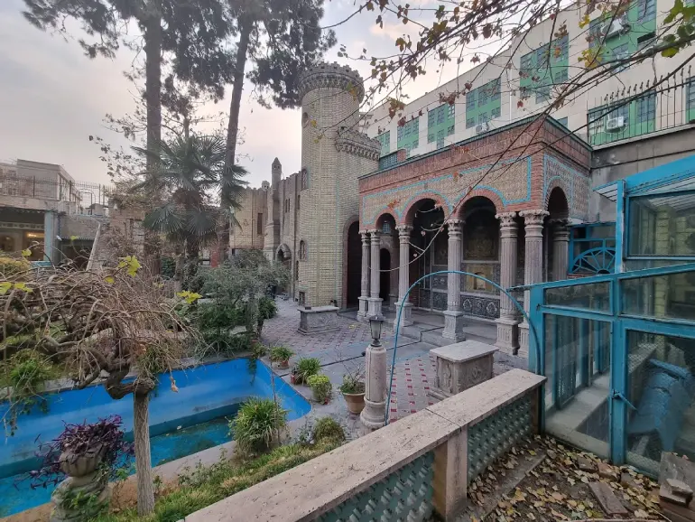 حیاط بیرونی