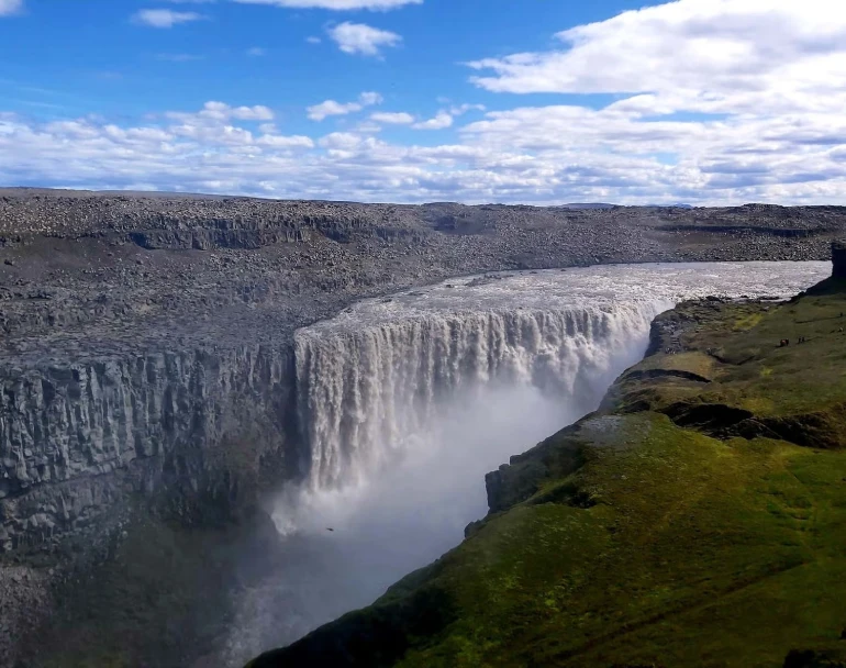 راهنمای سفر به ایسلند؛ سرزمین شفقهای قطبی و تالابهای یخی 21 آبشار دتیفوس (Dettifoss Waterfall)