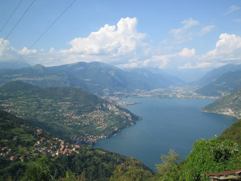 جاهای دیدنی ایتالیا؛ کشوری پر از شگفتیهای هنری 7 دریاچه ایسه (Lake Iseo)
