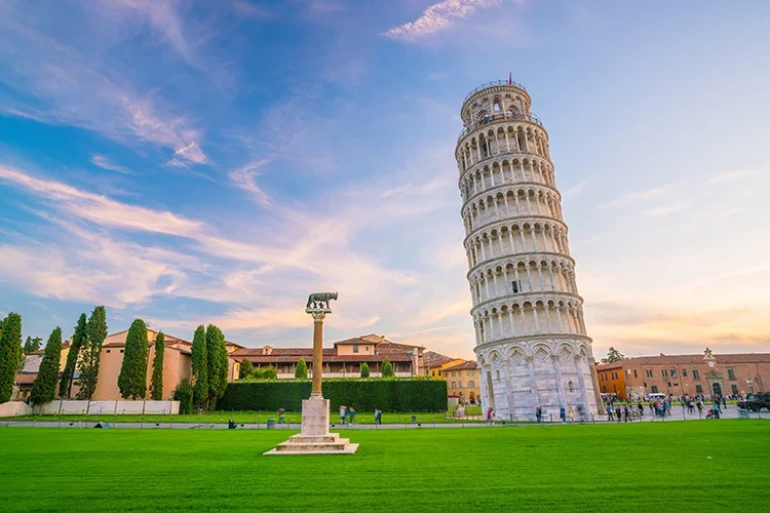 جاهای دیدنی ایتالیا؛ کشوری پر از شگفتیهای هنری 36 برج کج پیزا (Leaning Tower of Pisa)